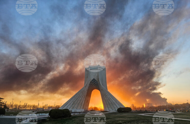 Дим се издига над Техеран след удар в рамките на американско-израелската операция срещу Иран, 3 март 2026