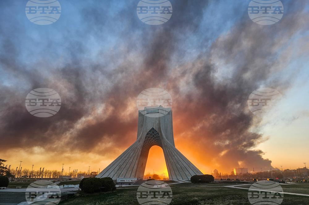 Дим се издига над Техеран след удар в рамките на американско-израелската операция срещу Иран, 3 март 2026