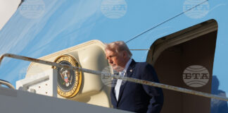 Президентът на САЩ Доналд Тръмп слиза от самолета си на Международното летище в Палм Бийч, Флорида, 20 март 2026 г.