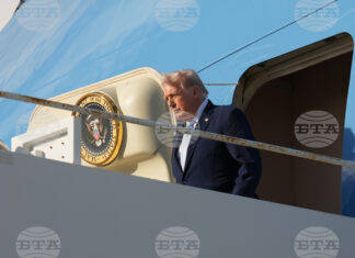 Президентът на САЩ Доналд Тръмп слиза от самолета си на Международното летище в Палм Бийч, Флорида, 20 март 2026 г.