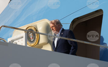 Президентът на САЩ Доналд Тръмп слиза от самолета си на Международното летище в Палм Бийч, Флорида, 20 март 2026 г.