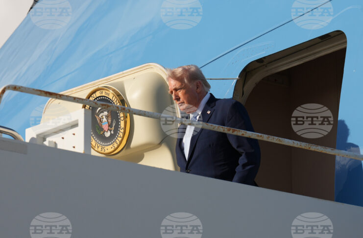 Президентът на САЩ Доналд Тръмп слиза от самолета си на Международното летище в Палм Бийч, Флорида, 20 март 2026 г.
