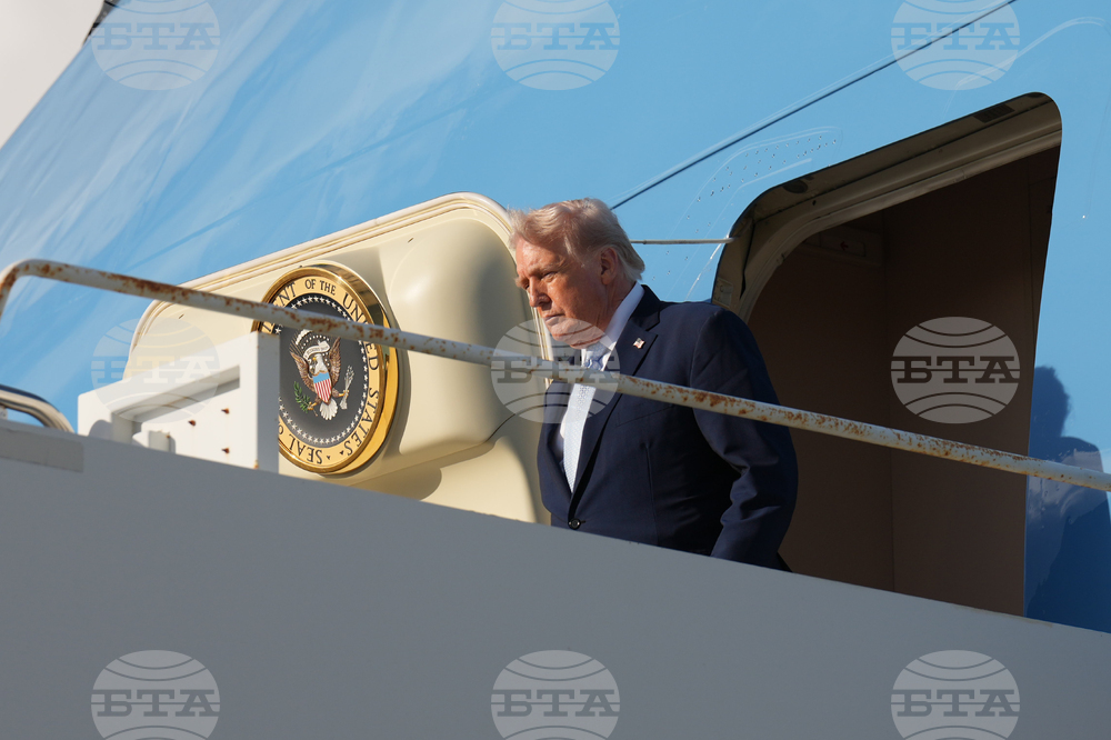 Президентът на САЩ Доналд Тръмп слиза от самолета си на Международното летище в Палм Бийч, Флорида, 20 март 2026 г.