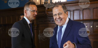 Министрите на външните работи на Русия Сергей Лавров (вдясно) и на Унгария Петер Сиярто