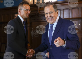 Министрите на външните работи на Русия Сергей Лавров (вдясно) и на Унгария Петер Сиярто