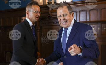 Министрите на външните работи на Русия Сергей Лавров (вдясно) и на Унгария Петер Сиярто