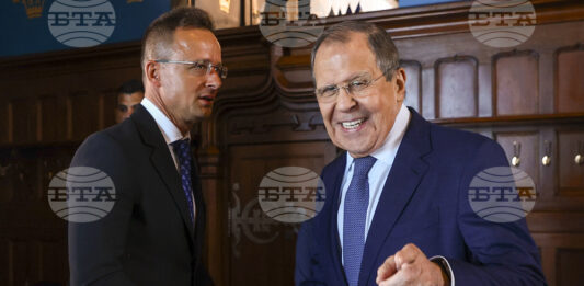 Министрите на външните работи на Русия Сергей Лавров (вдясно) и на Унгария Петер Сиярто