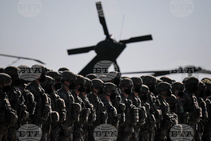 Американски войници във въздушната база "Михаил Когълничану" край Констанца Американски войници във въздушната база "Михаил Когълничану" край Констанца