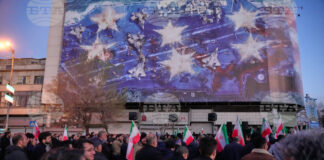 Привърженици на иранското правителство се събират в Техеран, след като държавната телевизия официално обяви смъртта на иранския върховен лидер аятолах Али Хаменей, 1 март 2026 г.