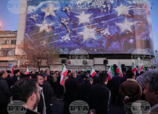 Привърженици на иранското правителство се събират в Техеран, след като държавната телевизия официално обяви смъртта на иранския върховен лидер аятолах Али Хаменей, 1 март 2026 г.