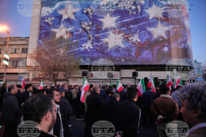 Привърженици на иранското правителство се събират в Техеран, след като държавната телевизия официално обяви смъртта на иранския върховен лидер аятолах Али Хаменей, 1 март 2026 г.