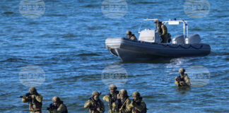 Военнослужещи по време на отработването на морски десант в рамките на учението на НАТО "Стедфаст дарт 26" в зоната "Путлос" на крайбрежието на Германия, 18 февруари 2026 г.