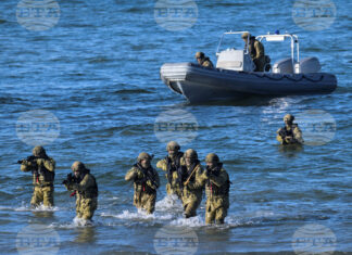 Военнослужещи по време на отработването на морски десант в рамките на учението на НАТО "Стедфаст дарт 26" в зоната "Путлос" на крайбрежието на Германия, 18 февруари 2026 г.