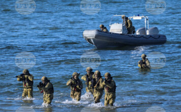 Военнослужещи по време на отработването на морски десант в рамките на учението на НАТО "Стедфаст дарт 26" в зоната "Путлос" на крайбрежието на Германия, 18 февруари 2026 г.