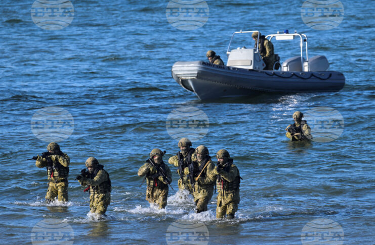 Военнослужещи по време на отработването на морски десант в рамките на учението на НАТО "Стедфаст дарт 26" в зоната "Путлос" на крайбрежието на Германия, 18 февруари 2026 г.