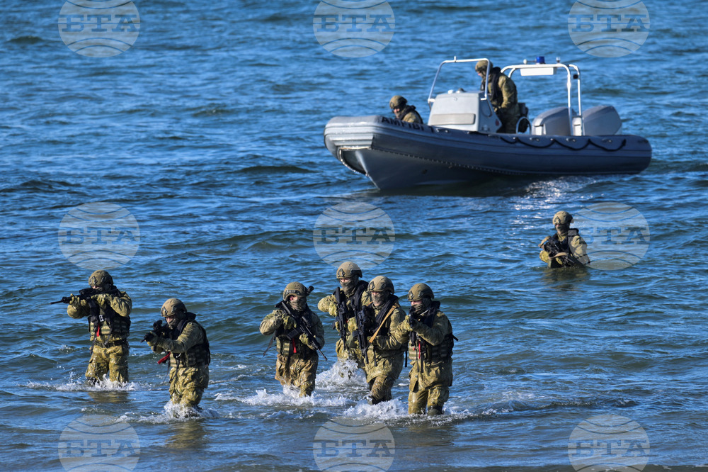 Военнослужещи по време на отработването на морски десант в рамките на учението на НАТО "Стедфаст дарт 26" в зоната "Путлос" на крайбрежието на Германия, 18 февруари 2026 г.