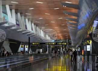 Акциите в компаниите от туристическия сектор се сринаха, след като конфликтът между САЩ и Иран наруши въздушния трафик