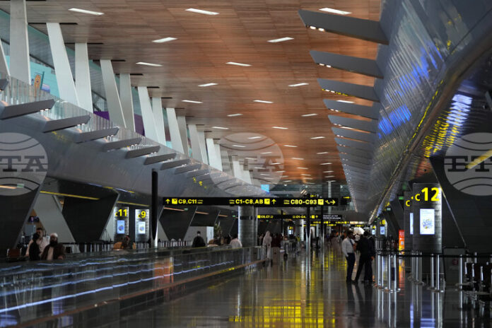 Акциите в компаниите от туристическия сектор се сринаха, след като конфликтът между САЩ и Иран наруши въздушния трафик