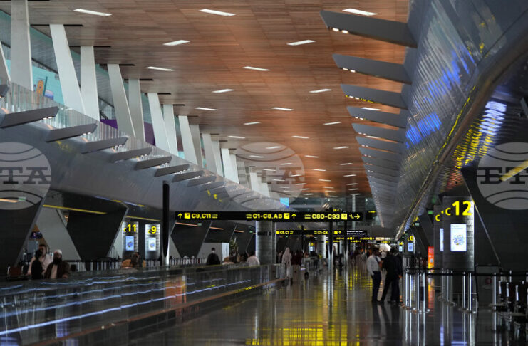 Акциите в компаниите от туристическия сектор се сринаха, след като конфликтът между САЩ и Иран наруши въздушния трафик