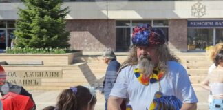 Актьорът и режисьор от Ямболския куклен театър Ангел Попов подготвя издание с детски коледни пиеси