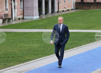 АКТУАЛИЗИРАНА 
                                                                                                Полското правителство продължава с изпълнението на програмата на ЕС за финансиране на отбраната въпреки ветото на президента Навроцки