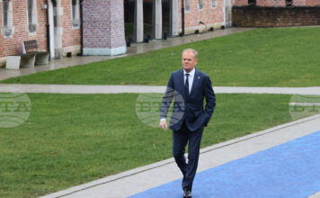 АКТУАЛИЗИРАНА 
                                                                                                Полското правителство продължава с изпълнението на програмата на ЕС за финансиране на отбраната въпреки ветото на президента Навроцки