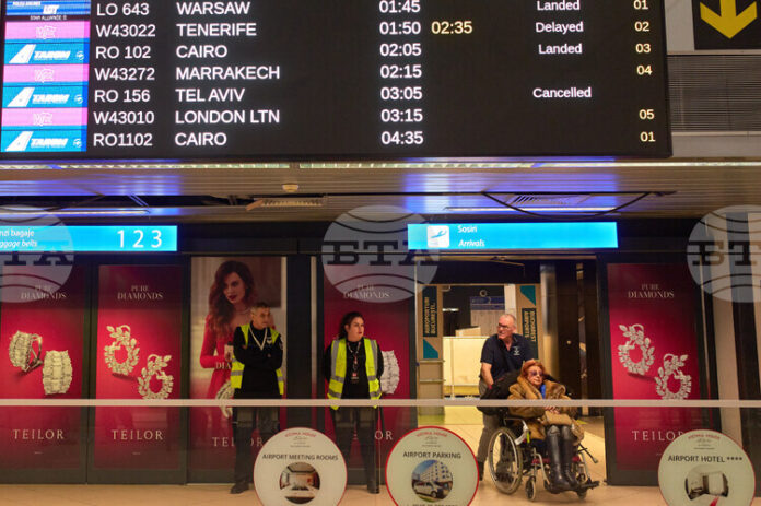 АНАЛИЗ
                                                                                                Десетки хиляди чужденци са блокирани в Близкия изток заради разширяването на войната с Иран