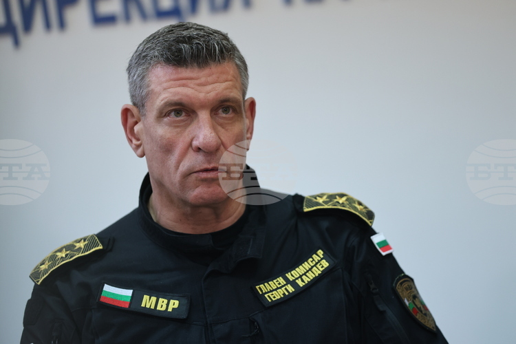 Арестуван е кметът на село Овчарово, който е раздавал суми на жители, за да гласуват за определена партия, съобщи Георги Кандев