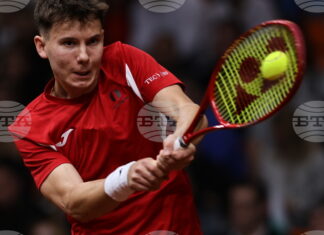 Българите Илиян Радулов и Леонид Шейнгезихт ще играят един срещу друг на четвъртфиналите на двойки на турнир по тенис в Испания