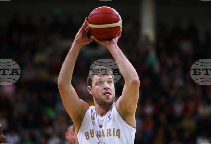 Българският национал Александър Везенков ще пропусне днешния мач на Олимпиакос срещу Париж Баскет в Евролигата
