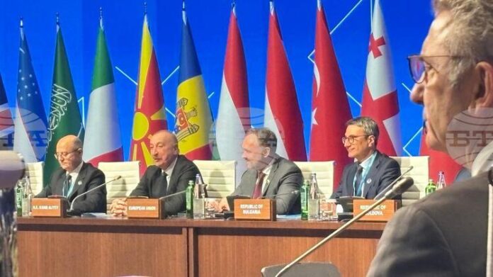 Близо 40 на сто от потреблението на газ в България Близо 40 на сто от потреблението на газ в България се осигуряват от Азербайджан, заяви министър Трайков в Баку