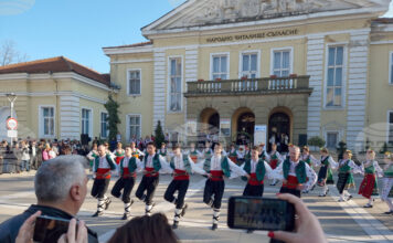 Богатството на фолклорните танци показаха шест състава от страната на празник в Ямбол