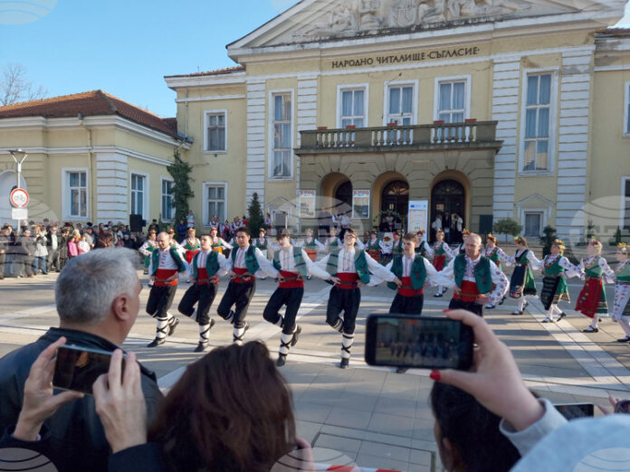 Богатството на фолклорните танци показаха шест състава от страната на празник в Ямбол