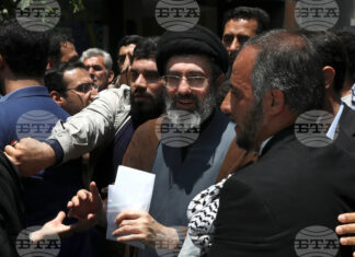 Моджтаба Хаменей (в средата) на събитие в Техеран през 2019 г.