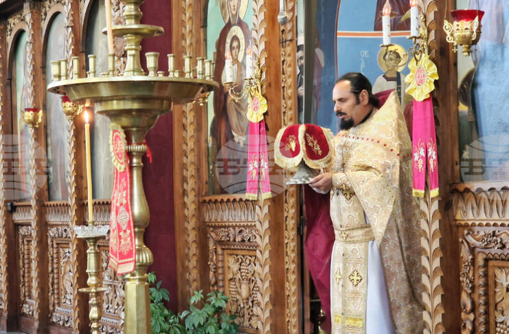 Църквата чества паметта на преподобния Йоан Лествичник, каза отец Иван в проповедта си в шуменския храм „Св. Три Светители"