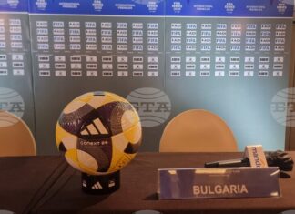 Делегатът на ФИФА лично занесъл топката на Владимир Николов в българската съблекалня Делегатът на ФИФА лично занесъл топката на Владимир Николов в българската съблекалня