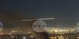 Дим се издига след израелски въздушни удари в южно предградие на ливанската столица Бейрут, 5 март 2026 година