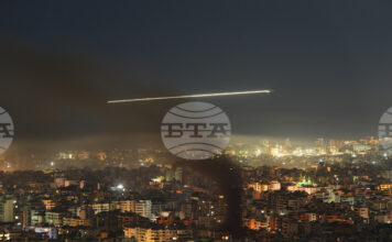 Дим се издига след израелски въздушни удари в южно предградие на ливанската столица Бейрут, 5 март 2026 година