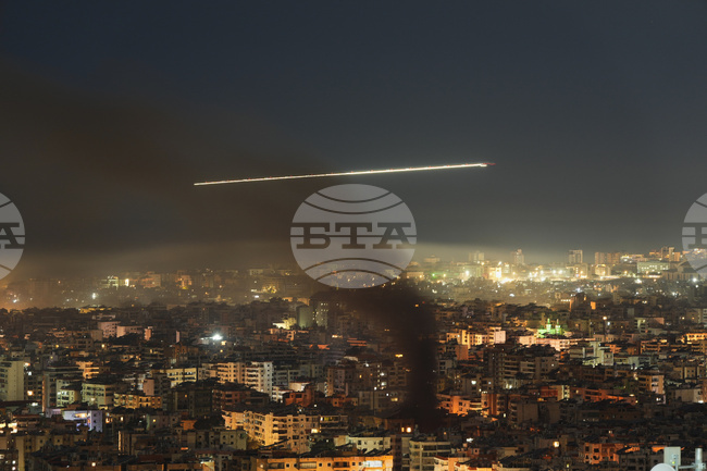 Дим се издига след израелски въздушни удари в южно предградие на ливанската столица Бейрут, 5 март 2026 година