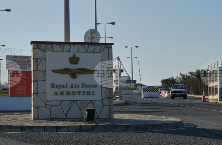 Днес на обяд в британската военна база в Акротири на о. Кипър е обявена „заплаха за сигурността“; Кипърската държавна телевизия съобщава за сирени в района