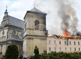 Двама души бяха убити, а десетки ранени при руски атаки в Украйна, съобщиха местните власти