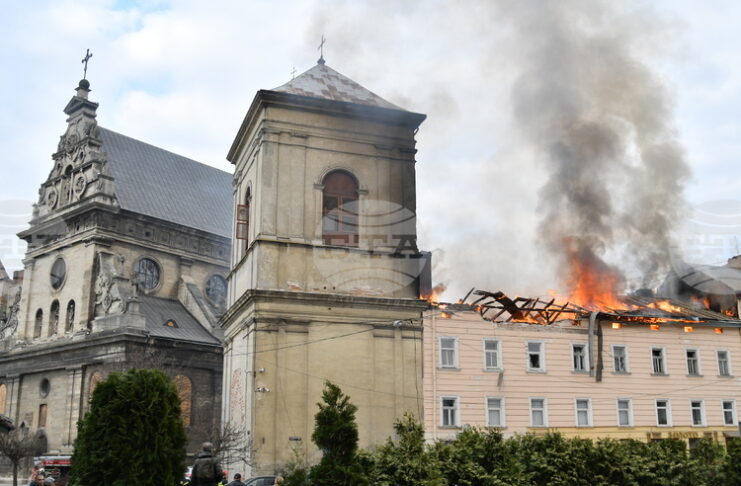 Двама души бяха убити, а десетки ранени при руски атаки в Украйна, съобщиха местните власти
