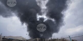 Стълб дим се издига над петролен склад в Техеран, поразен от американско-израелски удар, 8 март 2026 г.