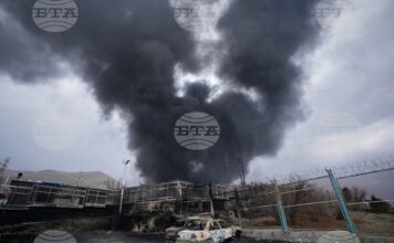 Стълб дим се издига над петролен склад в Техеран, поразен от американско-израелски удар, 8 март 2026 г.
