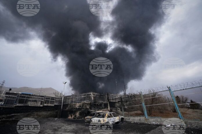 Стълб дим се издига над петролен склад в Техеран, поразен от американско-израелски удар, 8 март 2026 г. Стълб дим се издига над петролен склад в Техеран, поразен от американско-израелски удар, 8 март 2026 г.