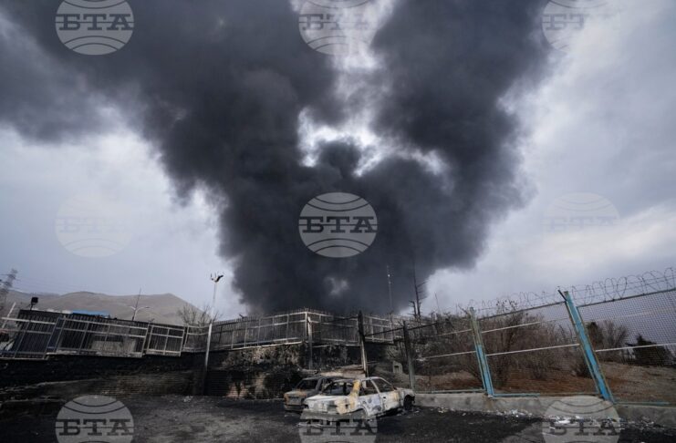 Стълб дим се издига над петролен склад в Техеран, поразен от американско-израелски удар, 8 март 2026 г.