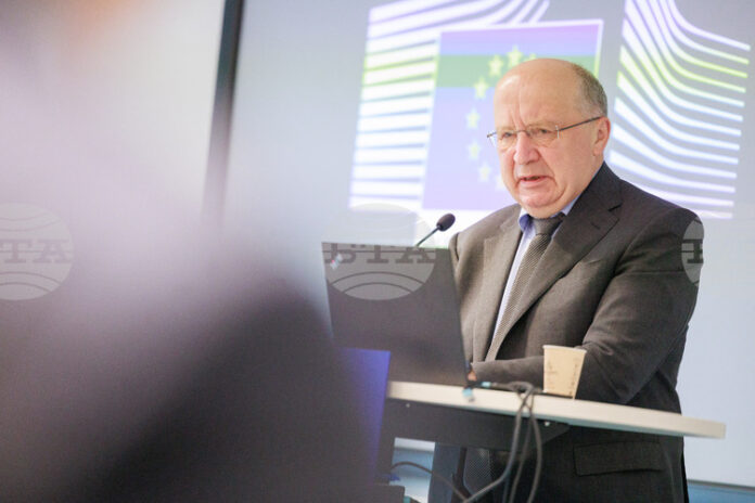 ЕС намалява зависимостта си от внос на военно оборудване от САЩ, каза еврокомисарят по отбраната