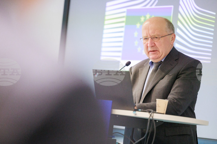 ЕС намалява зависимостта си от внос на военно оборудване от САЩ, каза еврокомисарят по отбраната