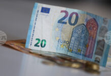 Еврото леко отстъпва спрямо щатския долар в междубанковата търговия във Франкфурт