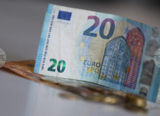 Еврото леко отстъпва спрямо щатския долар в междубанковата търговия във Франкфурт